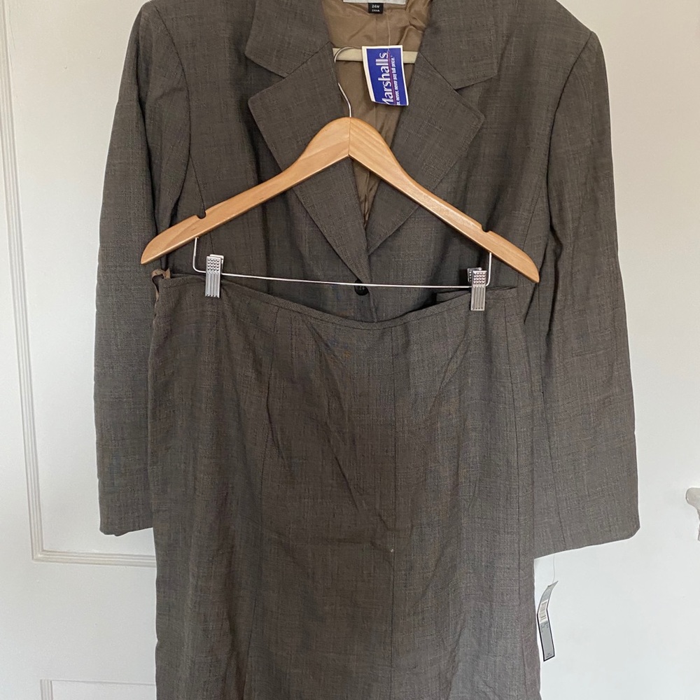 TAHARI WOMEN’S SUITS